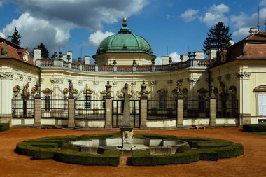 Yaklaşık 10 km Güney-Doğu Moravia Uherske Hradiste batısında yer alan Fransız bahçeli Buchlovice Castle-Barok chateau Buchlovice. 