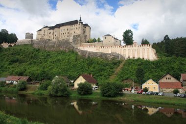 Cesky nehir Sázava Central Bohemian Region Çek Cumhuriyeti aynı adı ile köy bakan Batı tarafında bulunan Sternberk - Gotik Ortaçağ Kalesi,. 