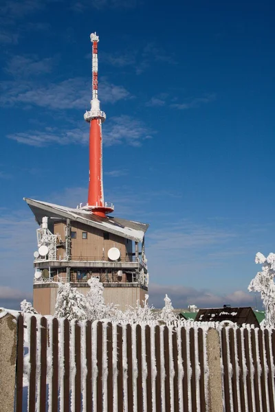 Lysa Hora, en yüksek dağ Beskydy, Çek Cumhuriyeti, bir kış günü sırasında tepesinde kar kaplı televizyon vericisi.
