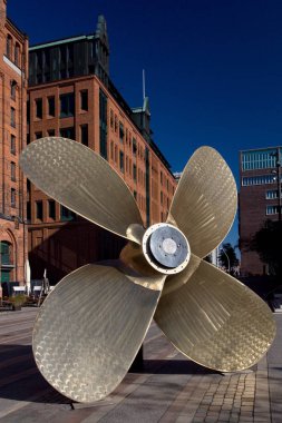 Hamburg, Almanya - 12 Ekim 2015: Dev dört bıçaklı gemi pervane Hamburg'un Speicherstadt bölgesinde Uluslararası Denizcilik Müzesi önünde.