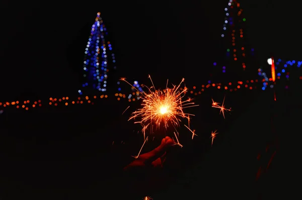 Festa da noite, diwali feliz, mão do homem segura sparklers, Happy New — Fotografia de Stock