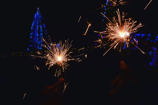 Κοντινό πλάνο του ανθρώπου χέρια κρατώντας sparkler, diwali φωτισμού, φεστιβάλ — Φωτογραφία Αρχείου