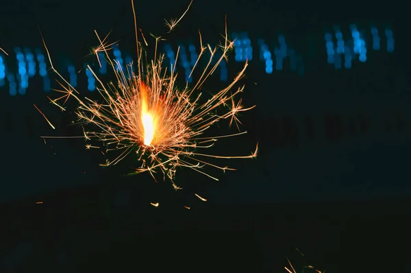 Όμορφα πυροτεχνήματα μικρό κερί σε γυάλινη φιάλη, το χέρι κρατώντας s — Φωτογραφία Αρχείου