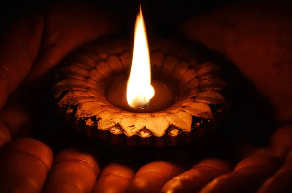 Lotus, ruce držet terakotový olej lampa, Muž ruce držet hořící — Stock fotografie