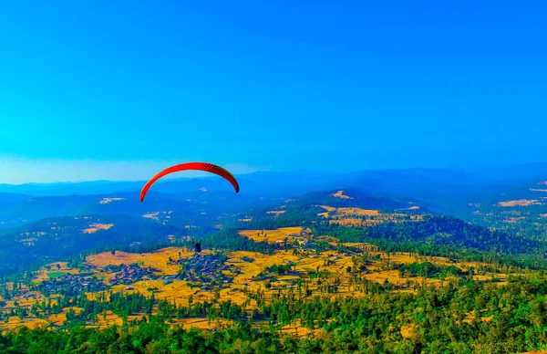 Skärmflygning i himlen, skärmflygning för första gången det visas — Stockfoto