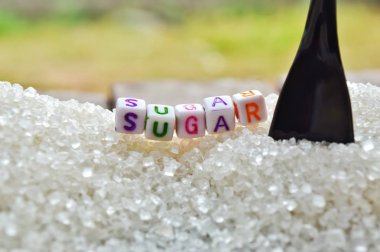 Şeker yazma metni, şeker metni, siyah kaşık ve c ile beyaz şeker