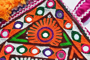 Gujarat nakışı yakın görünüm, ayna çalışması ve yama görünümü