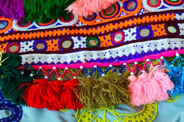 古吉拉提刺绣,手工制作的彩色刺绣, kutchhi bharat — 图库照片