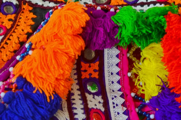 Ayna işi el işi, geleneksel Gujarati nakışı, el yapımı. — Stok fotoğraf