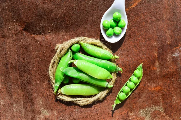 Čerstvý hrášek na železném pozadí, krásné zelené fazole — Stock fotografie