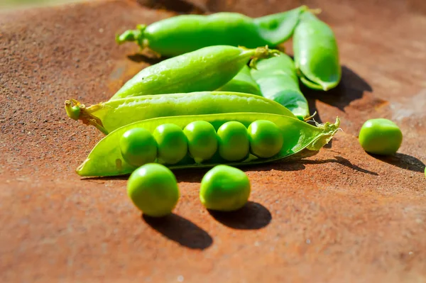 Surový hrášek, čerstvý hrášek na dřevě, zelené fazole — Stock fotografie