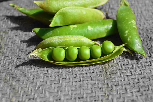 Judías guisantes verdes en el fondo de la agricultura, color sensible, beaut —  Fotos de Stock