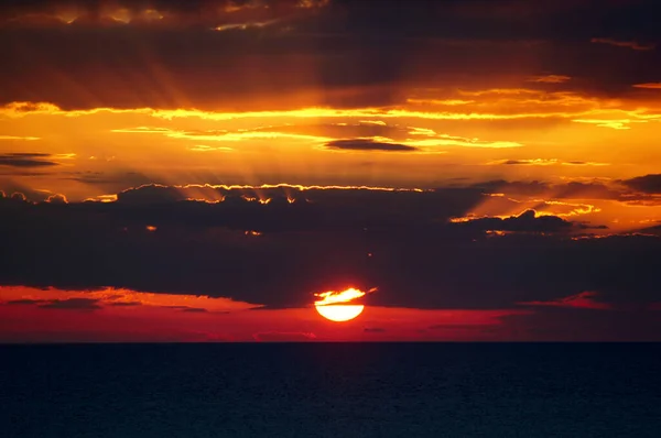 Colorido Atardecer Sobre Mar Negro Los Rayos Sol Amarillos Brillan — Foto de Stock