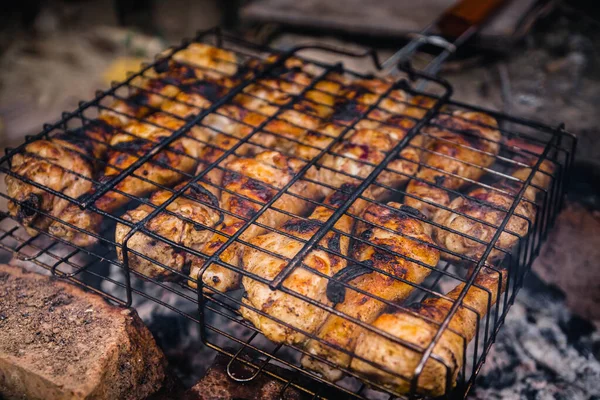 Chicken Legs Cooked Stake Metal Grill Net Cooking Fire Barbecue — Stock Photo, Image