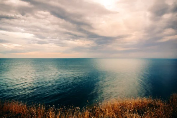 Mare Blu Calmo Cielo Viola Tempestoso Natura Aspetta Temporale Estivo — Foto Stock