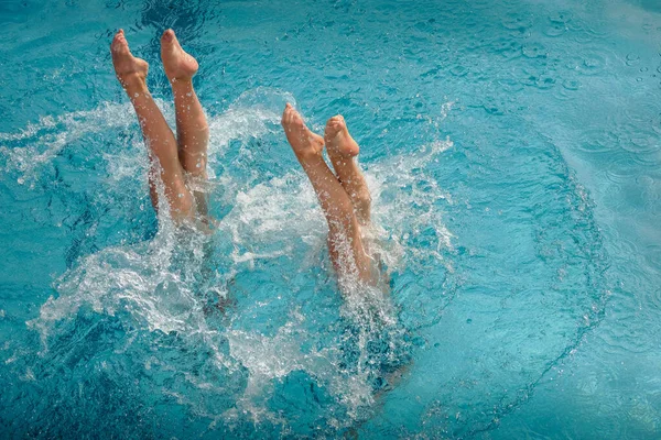 Jambes Nageuses Synchronisées Regardant Hors Eau Piscine Dans Une Performance — Photo