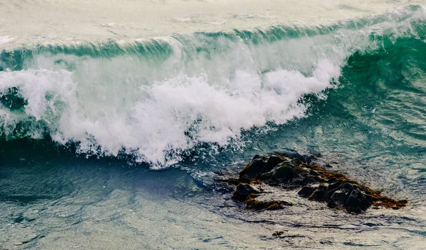 Onda Azul Mar Rola Uma Pedra Marrom Escura Mar Que — Fotografia de Stock