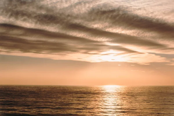 Puesta Sol Beige Sobre Mar Sol Sale Detrás Una Nube — Foto de Stock