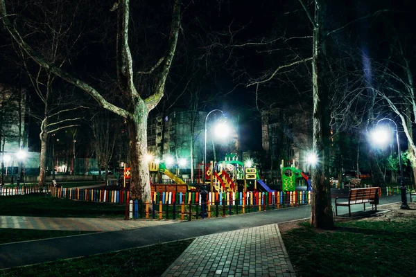 Nachtansicht Eines Bunten Spielplatzes Inmitten Von Parkbäumen Einem Wohngebiet Von — Stockfoto