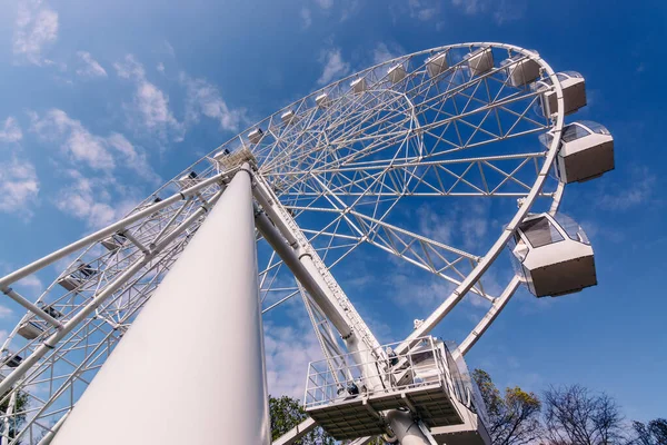 Bílý Kov Konstrukce Atrakcí Ruské Kolo Pozorovacími Kabinami Vysoko Proti — Stock fotografie