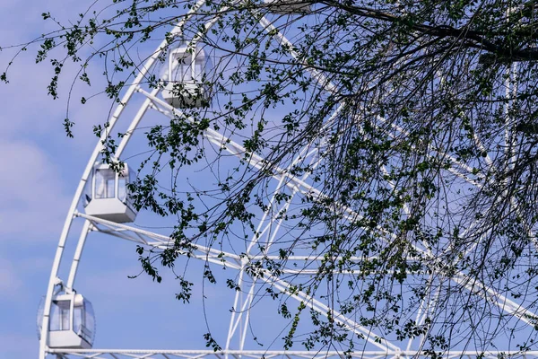 Partie Une Construction Métallique Blanche Attraction Grande Roue Avec Cabines — Photo