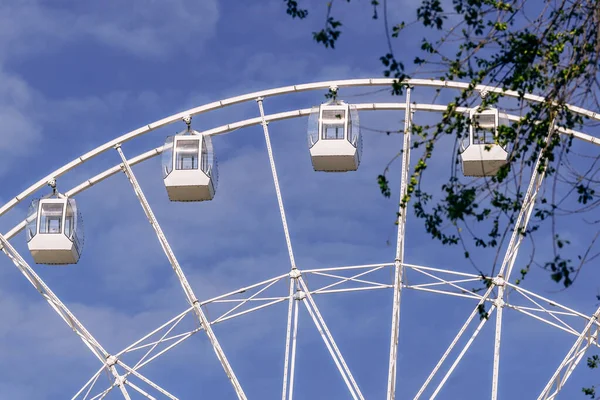 Partie Une Construction Métallique Blanche Attraction Grande Roue Avec Cabines — Photo