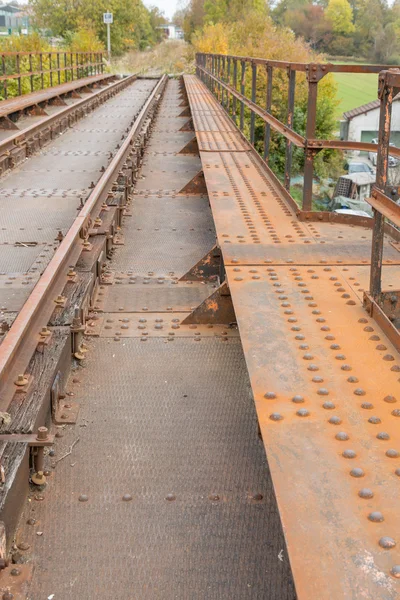 Старые железнодорожные рельсы ржавые с осенью . — стоковое фото