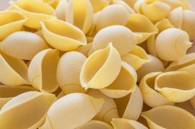 bir kabuk şeklinde yapıştırın. pişmemiş makarna çeşitleri. arka plan gıda