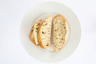 Beyaz arka plan üstten görünüm oval ekmek. Zeytin dilimleri ilavesi ile Avrupa ekmek ekmek buğday unu.