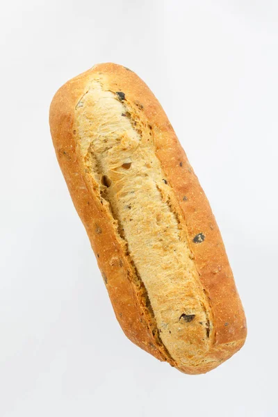 Ovális kenyér felülnézet. Európai kenyér kenyér búzaliszt, azzal a kiegészítéssel, olajbogyó szeletek. — Stock Fotó