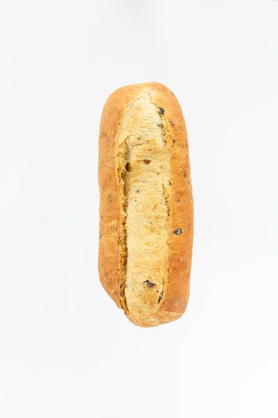 Owalne chleb na białym tle widoku z góry. Bochenek chleba Europejskiej mąki pszennej z dodatkiem oliwek plastrów. — Zdjęcie stockowe