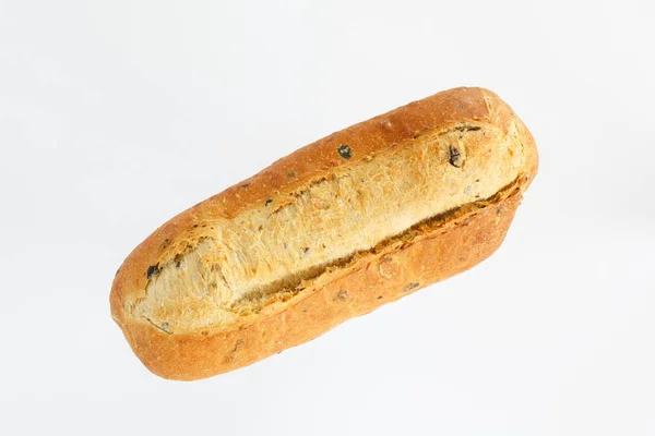 Ovális kenyeret egy fehér háttér felülnézet. Európai kenyér kenyér búzaliszt, azzal a kiegészítéssel, olajbogyó szeletek. — Stock Fotó