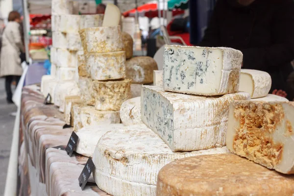 法国山羊奶酪节中。蓝纹奶酪。法国市场上柜台。配餐 — 图库照片