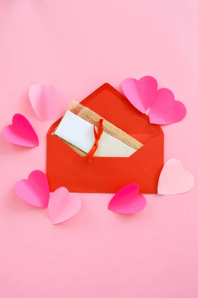 Corona de conchas blancas en forma de corazón sobre un papel de fondo amarillo-rojo. Concepto aún minimalista de amor, sentimientos, felicidad — Foto de Stock