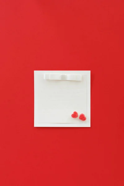 yay, şeker kırmızı kalpler kırmızı arka plan ile kart. 