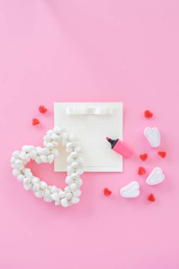 romantik çelenk kümesi yapılan kabukları, Kalpler, pembe bir arka plan üzerinde çikolata. aşk ifadesi.