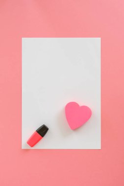 ileti bir ilanı aşk ile. Aşk bir kağıt üzerinde tarzı ayarlayın. aşk ifadesi.