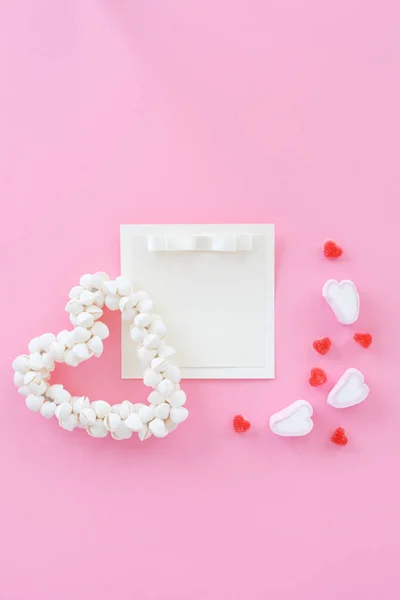 Conjunto de grinalda romântica feita de conchas, corações, chocolates em um fundo rosa. expressão de sentimentos de amor . — Fotografia de Stock