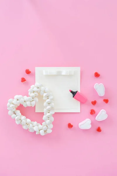 Conjunto de grinalda romântica feita de conchas, corações, chocolates em um fundo rosa. expressão de sentimentos de amor . — Fotografia de Stock
