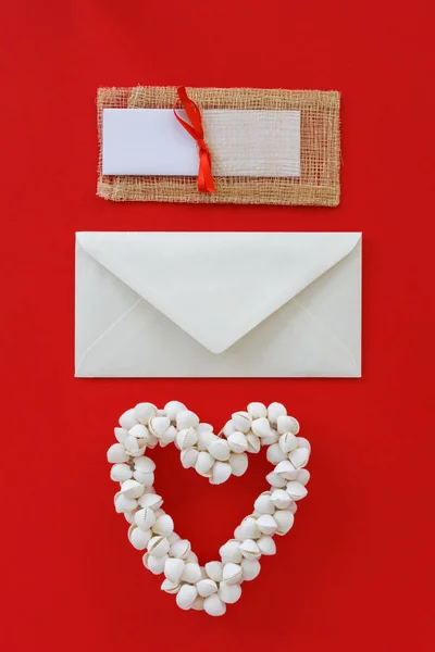 Bodegón conceptual de papel y una corona de conchas de mar blanco, sobres, invitaciones al tema del amor y la felicidad . — Foto de Stock