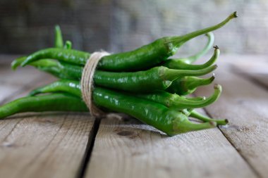 gri zemin üzerine yeşil biber. Sebze rustik