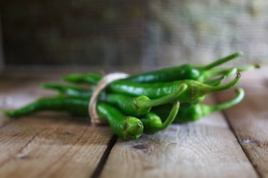 gri zemin üzerine yeşil biber. Sebze rustik