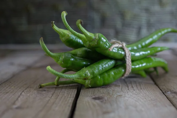 bir grup ahşap zemin üzerine yeşil biber