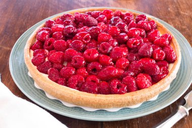 Ahududu ev yapımı pasta. Tablo tatlı. arka plan tatlılar resimli