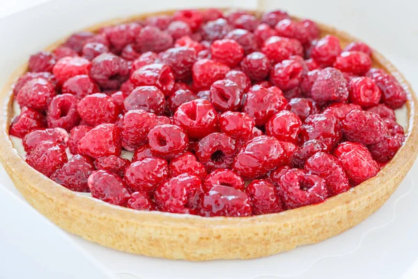 Cake met frambozen zelfgemaakte. tabel dessert. achtergrond met de afbeelding van snoep — Stockfoto
