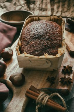 kahverengi bir arka plan üzerinde tatlı kek. Retro tonlama ile vurdu gıda.