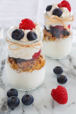 Kahvaltı, yoğurt, tahıl, çilek ve krema alakart cam granola
