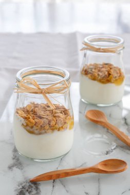 yoğurt ile kahvaltıda tahıl. sağlıklı beslenme kavramı