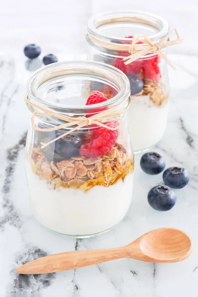 Alakart kahvaltı. Granola yoğurt, ahududu ve yaban mersini bir kavanoz içinde