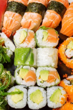 Suşi ve rulo bir paket olarak yukarıdan görüntüleyin. Japon yemekleri makro